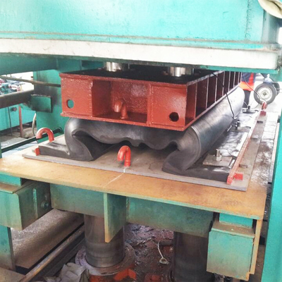 อายุการใช้งานยาวนาน V Type Fender Boat Dock Fenders สำหรับการจอดเรือทางทะเล