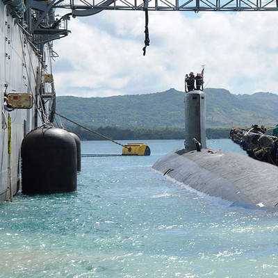 US Navy Submarine Fenders 50kPa D3.3m NR บังโคลน Hydropneumatic ลอยในแนวตั้ง