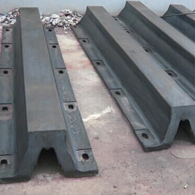 รูปทรง V Dock Fenders รุ่นเรือ การประมวลผลบริการป้องกัน
