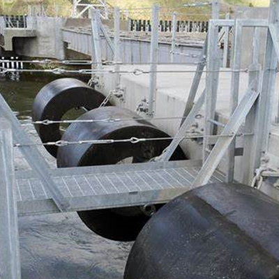 Fenders ทะเลกระบอก อุปกรณ์ป้องกันทะเล Fenders ราคาถูกสําหรับการดําเนินงาน Dock