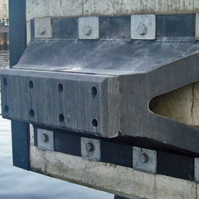 บังโคลนทางทะเลรูปตัววี ดูดซับแรงกระแทกได้อย่างมีประสิทธิภาพ ออกแบบให้มีน้ำหนักเบา ไม่ต้องบำรุงรักษา