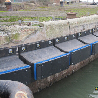 บังโคลนเรือมารีน วี เฟนเดอร์ กันชนท่าเรือ พร้อมการดูดซับพลังงานสูง โครงสร้างยางทนทาน และบำรุงรักษาต่ำ